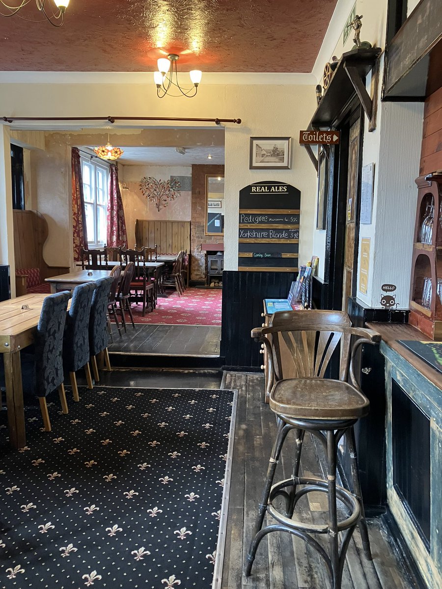 StymieSi's tweet photo. Pub 2786, Cannon Inn, Newton Poppleford.  Fantastic welcome from mine Newport Pagnell host, I stood at bar chatting pubs n BRAPA the entire time.  Some people are just good people aren’t they?  Yorkshire Blonde from the barrel was superb. Outdoor gents.  Corridor smelt of 70’s. https://t.co/I5rrx3SQ8f