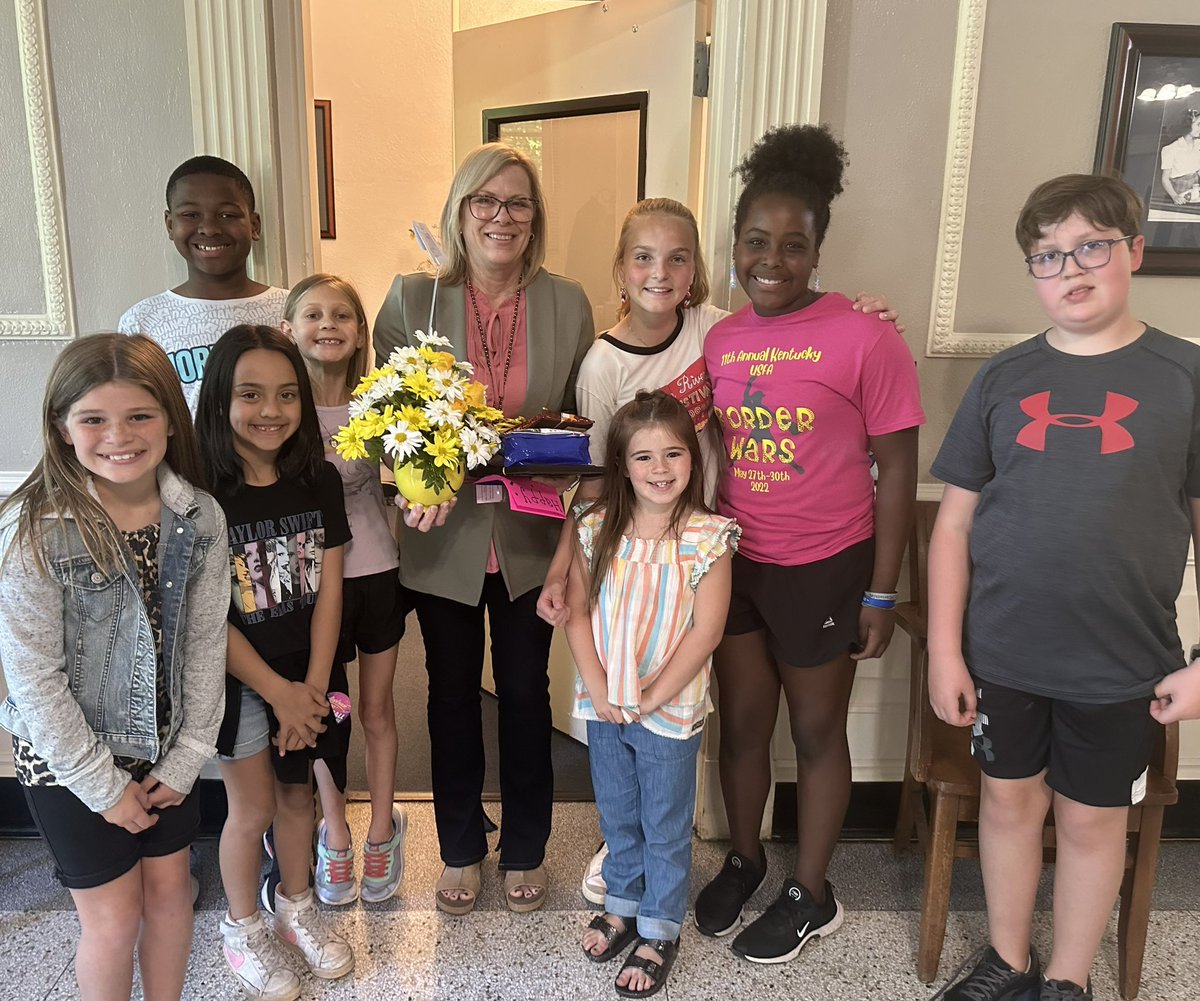 The students, staff, and families of Homer Pittard Campus School spread love to @DrSherryKing1 yesterday on Principals’ Day. She leads with grace, integrity, and joy and we are so blessed! @HPCS_TN