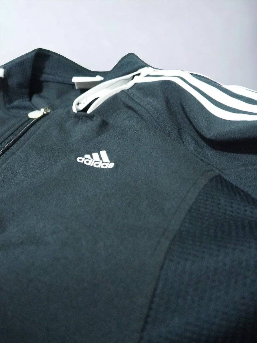 adidas threestripes-decay＆zips Remake black cropped jacket

言わずもがなの人気を誇るadidas Remakeからテックな印象を感じるデザインが効いたリメイクの逸品。

online store:egotive.base.shop