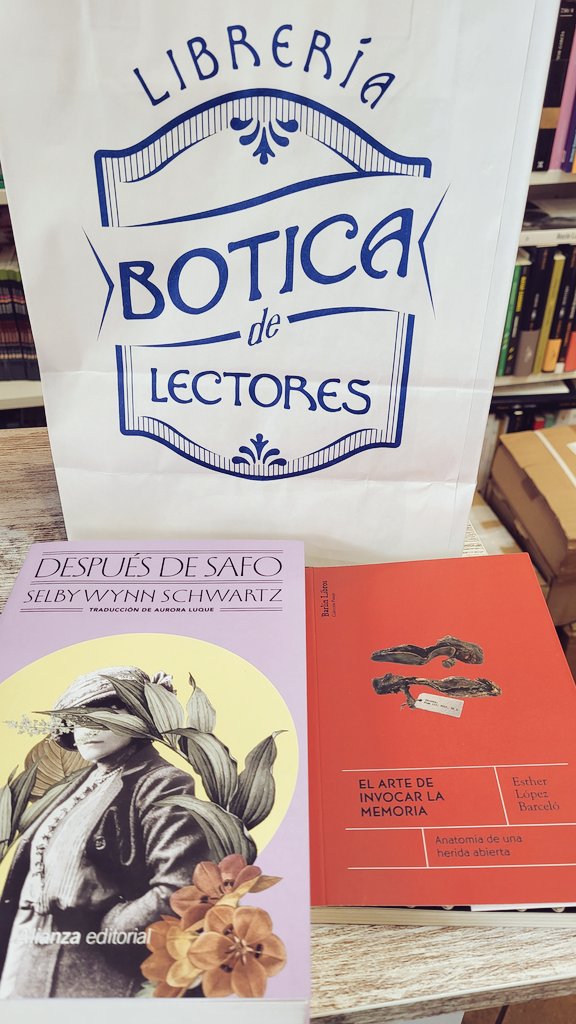 De compras 📚 'Después de Safo' y 'El arte de invocar la memoria' de @Elba_Celo en @LibreriaBotica