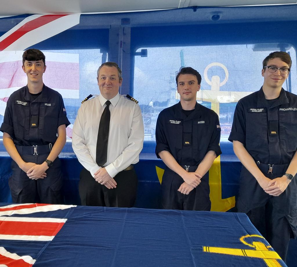 Captain Wingrove presented our Phase 2 CIS Apprentices with completion certificates for their Phase 1 & 2 training @HMS_Collingwood. They have had sea phases on @RFACardiganBay and Lyme, already visiting 🇧🇭 🇨🇾 🇬🇷 🇮🇳 🇧🇳 with more to come #rfacareers #careersatsea