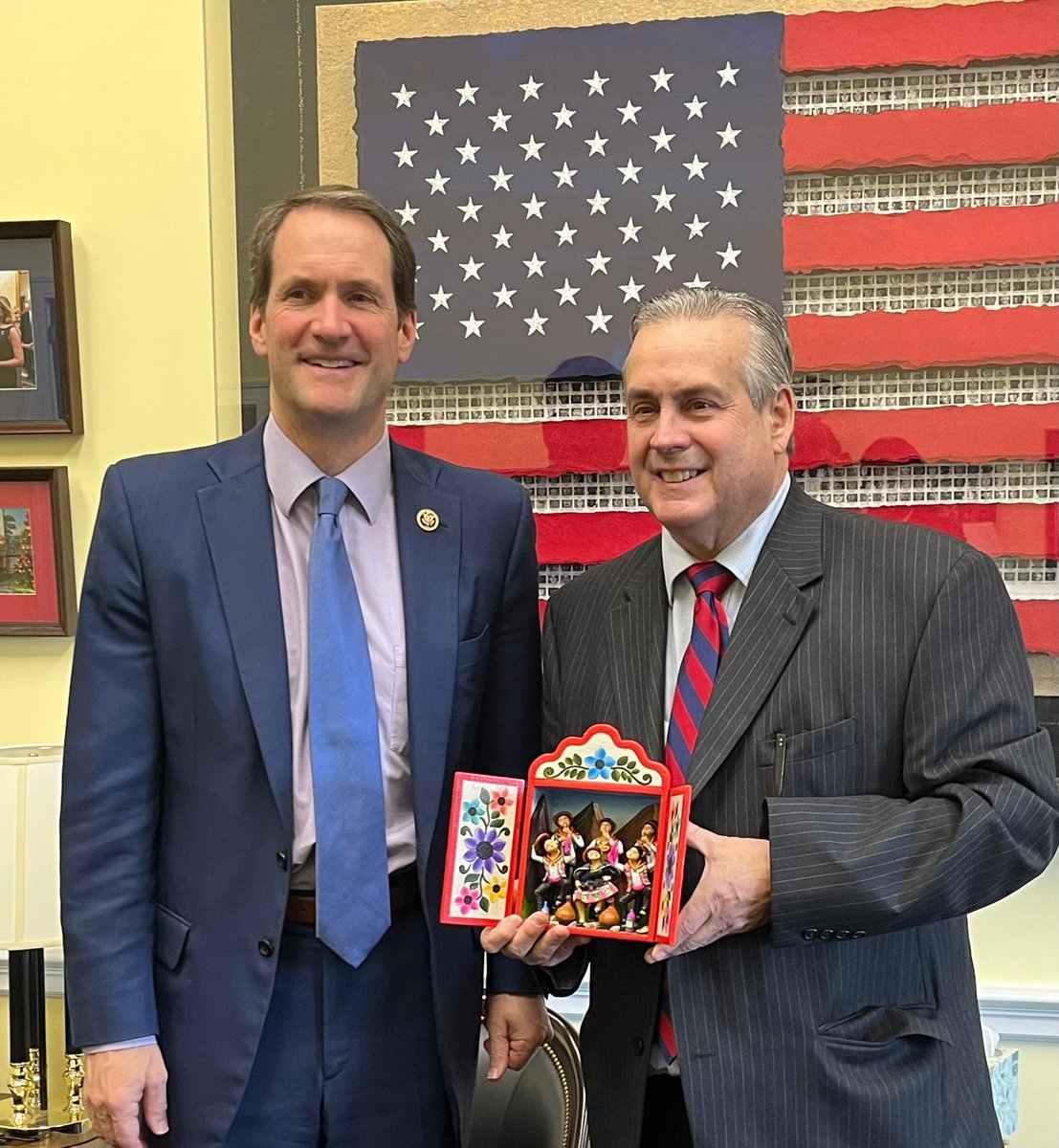 @PeruIntheUS Ambassador @alredroferrerod and Peru-born US Congressman @jahimes held a fruitful meeting. They delved into crucial aspects of the Peru-US partnership, such as the bilateral free trade agreement, security matters, and the highly anticipated APEC Summit 2024 @apecperu