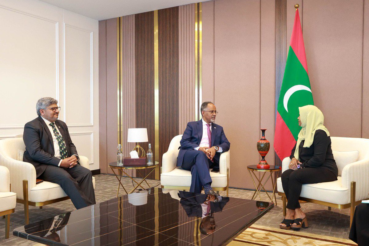 State Minister @SherynaSamad hosts an introductory meeting with a delegation of the @ICRC for South Asia. Discussed ways to strengthen collaboration with government institutions and expand cooperation in humanitarian affairs between #Maldives and ICRC.