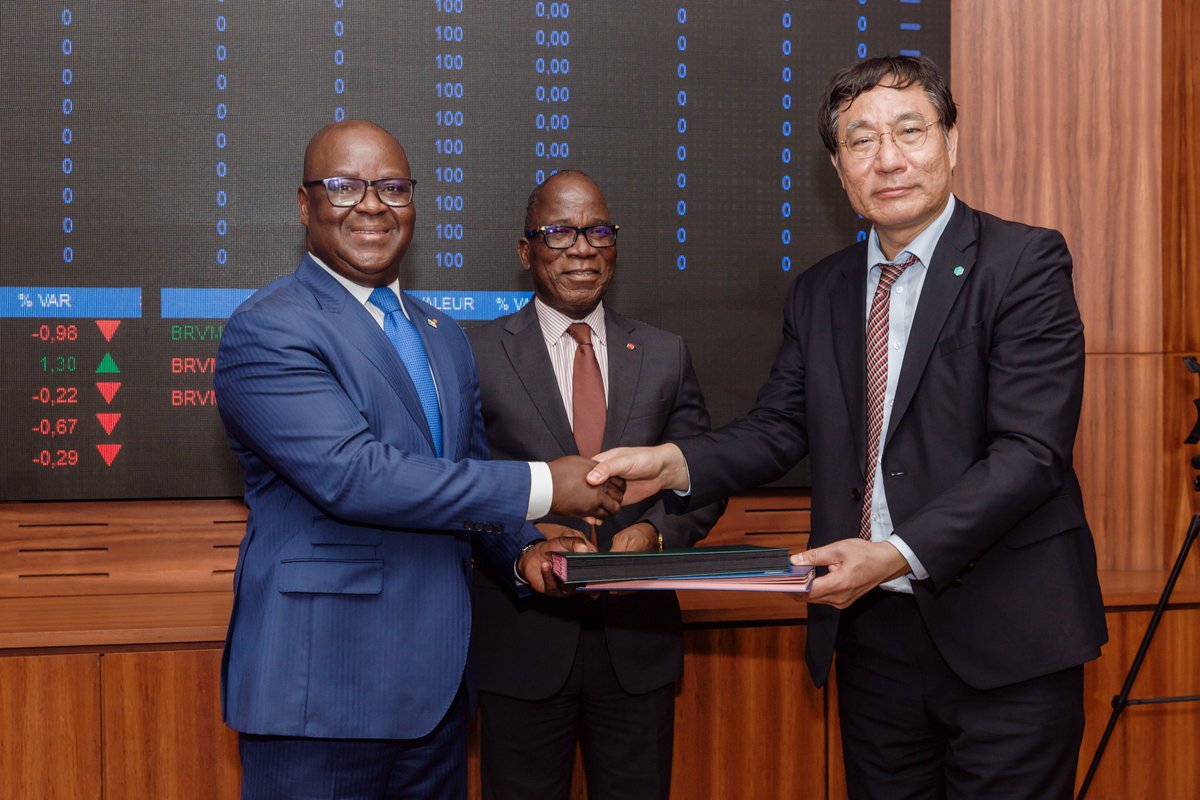 GGGIAfrica's tweet photo. #PointActu: Le partenariat entre @gggi_hq -@BRVM_UEMOA devrait favoriser l'élaboration de programmes de sensibilisation &de formation sur les opportunités et approches liées à l'émission d'obligations durables et vertes
Read: https://t.co/FX5phPoCcr
#GreenBonds #ClimateFinance https://t.co/3GnTCGcNq3