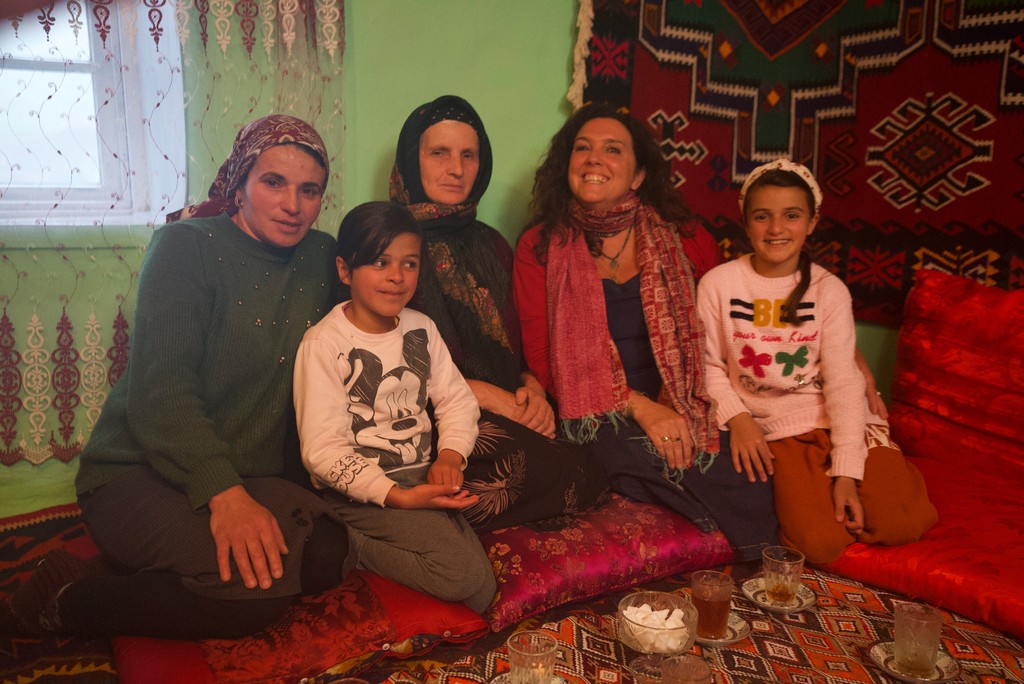 ‘Ché Suleto’ means ‘Let's Drink Tea’ in Khinaliq, a language spoken only in this remote mountain village. @BettanyHughes meets the inhabitants of the highest village in the Caucasus at 7pm on Saturday on @Channel4. #SilkRoads #Caucasus #TreasuresOfTheWorld