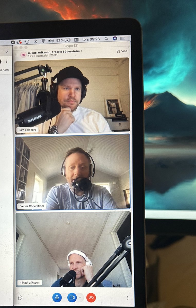 Ett nytt avsnitt av <a href="/rinksidepodd/">Rinkside</a> finns nu ute. Eller ja, det finns egentligen två för ett släppte vi på valborg och det missade säkert någon.

Om säsongen som gått och den som väntar. 

Med <a href="/HerrSoderstrom/">Fredrik Söderström</a> <a href="/daggeneriksson/">Mikael Eriksson</a> och mig. 

Inte för alla, men för alla som vill.