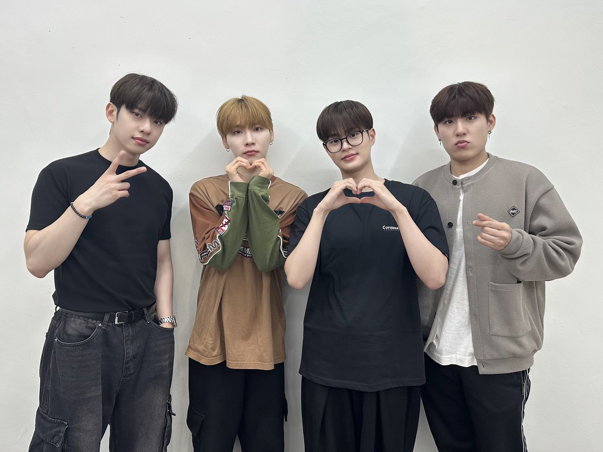 [📷]
240502 팬사인회
행복한 목요일 밤✨
AB6IX와 행복하게 마무리하세요🩷
함께해 주신 ABNEW 감사합니다🫶

#AB6IX #에이비식스
#THE_FUTURE_IS_OURS #FOUND
#GRAB_ME