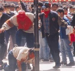 1996 yılında #1Mayıs eylemlerinde sivil polis olduğu anlaşılınca linç edilen Mehmet Faruk Ersoy. Teröristler polisimizin vücuduna sayısız jilet attılar, yüzlerce kişi tarafından linç edildi, kafası taşla ezildi. Bu gün polise saldıranlar ve onlara desdek olanlar, dün polis…