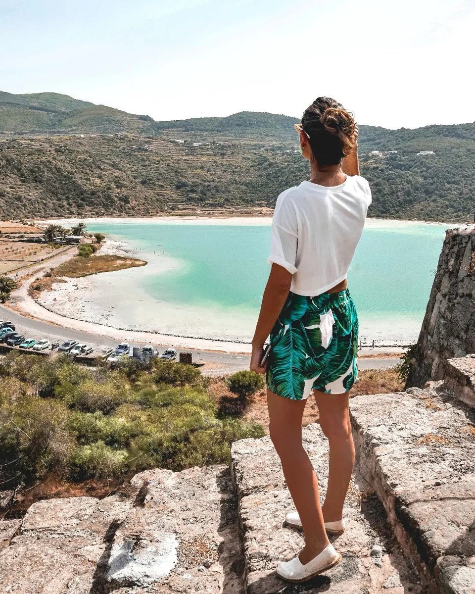 Conoscete il 𝗟𝗮𝗴𝗼 𝗦𝗽𝗲𝗰𝗰𝗵𝗶𝗼 𝗱𝗶 𝗩𝗲𝗻𝗲𝗿𝗲 di #Pantelleria? 😍 Questa meraviglia offre sorgenti termali con acque calde a 40-50 gradi, Il fondo del lago è ricoperto da fango termale noto per le sue proprietà benefiche per la pelle. 📸 Roberta #visitsicilyinfo