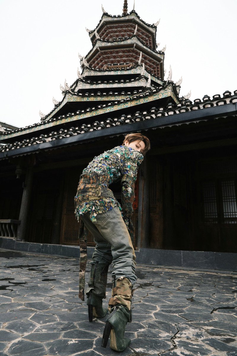 Work studio weibo update

Yuxin's outfit for K-Zoo Sports Music Carnival

👕: Ronald van der Kemp SS23 Haute Couture

#XINLiu #LiuYuxin #刘雨昕