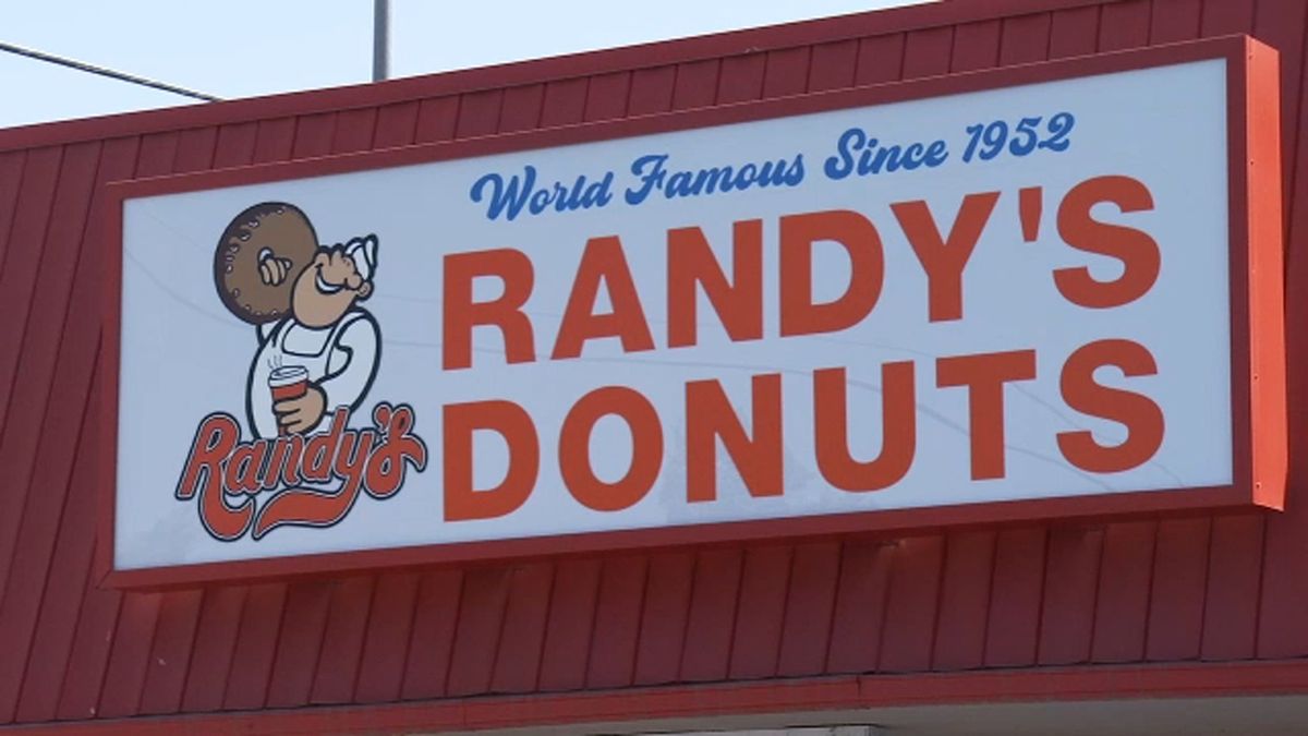 Randy's Donuts is planning to open 10 more stores in the Central Valley within the next two years. abc30.tv/4aUhVAq
