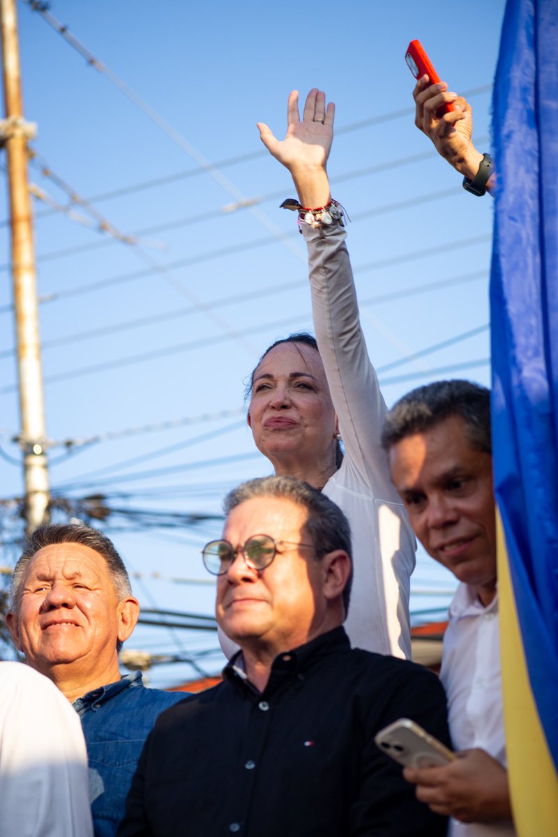 ¡Falcón #ConVzla!

Ratificamos la voluntad del pueblo venezolano expresada el #22Oct con @MariaCorinaYA, en unidad vamos con Edmundo González presidente.

El 2024 es el año, todo el mundo con Edmundo. @EdmundoGU