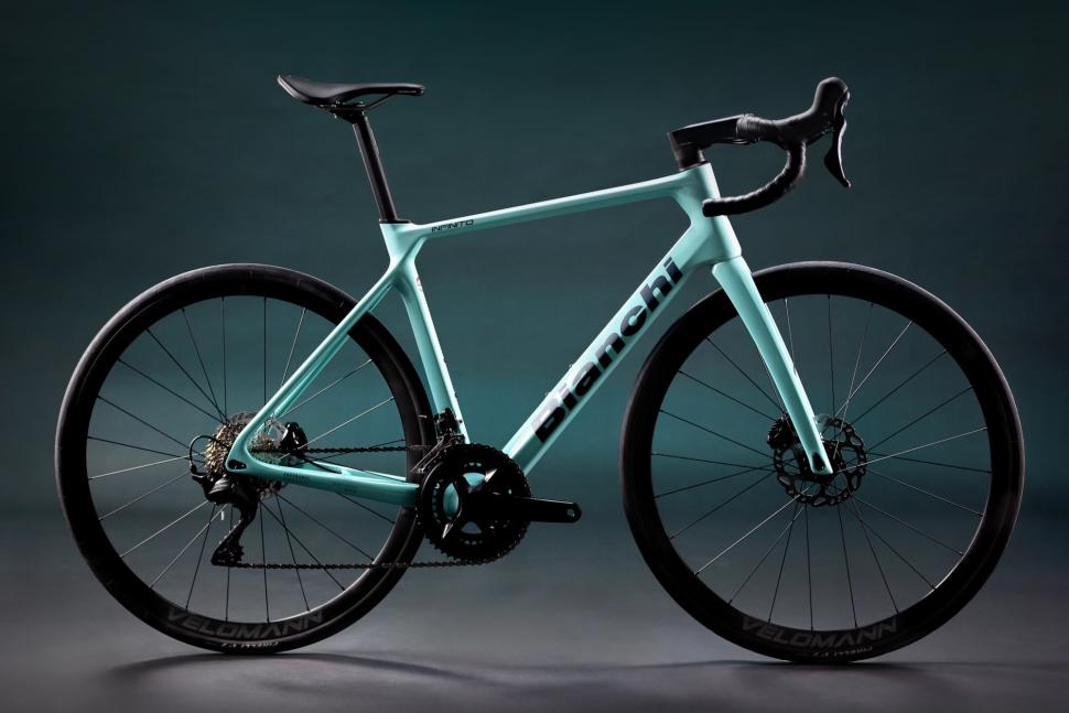 Check out <a href="/BianchiOfficial/">Bianchi</a>'s new Infinito road bike with internal routing. It certainly looks pretty to us. What do you think? road.cc/308155 #cycling