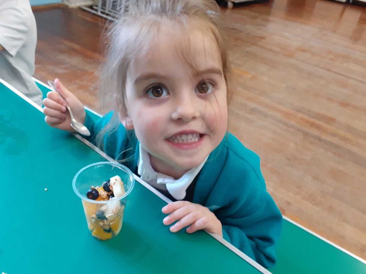 Our fantastic @PhunkyFoods Explorers @RoecliffeS and Markington Primary schools have been reading Pineapple Parade this week! 🍍They learnt about the different ways in which we can enjoy Pineapple and made a delicious Pineapple Supercrunch snack too! #HealthyFood #FoodEducation