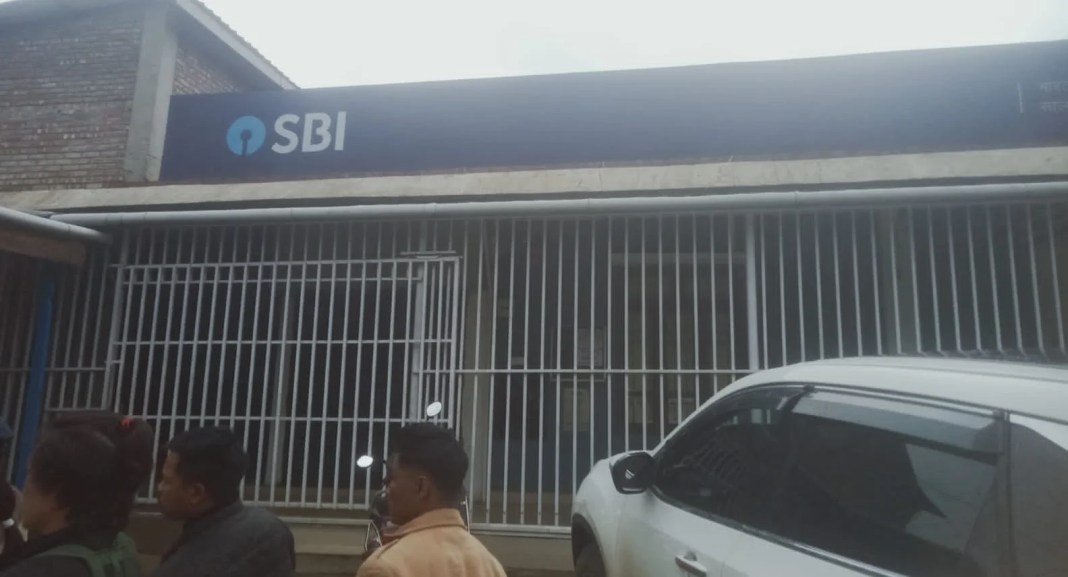 Unidentified armed men have allegedly looted Rs 20 lakhs from a State Bank of India branch in Churachandpur district. However, exact amount is yet to be ascertained at time of filing this report, marking fourth loot incident in whole of Manipur ever since outbreak of violence.
