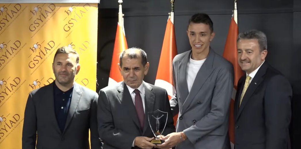 Fernando Muslera: 'Herkese teşekkürler. Yaptığımız işin ödüllendirilmesi bizi mutlu ediyor. Ben ve ailem, bu zengin kulübün tarihinin parçası olmak gurur verici. 17 kupa olacak inşallah. 

14 yılımı verdim, birçok rekor kırdım. Bunlar beklenmedikti ama çok da mutluluk vericiydi.'