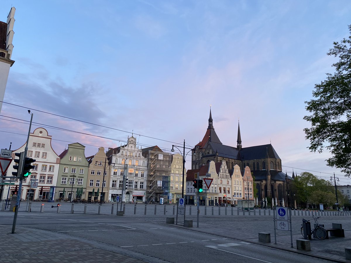 PDandHDLab's tweet image. Roger gave a talk last week at the German movement disorder meeting. "Deutscher Kongress fur Parkinson und Bewegungsstorungen".