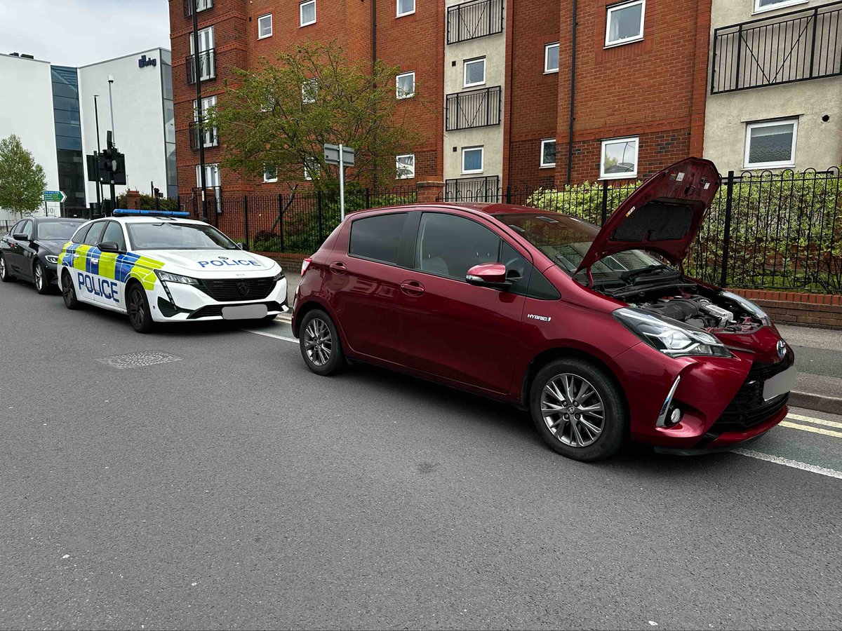 Response team officers in #Walsall spotted this cloned vehicle in the town centre and stopped it. #ANPRInterceptors came to assist and conducted a vehicle examination and discovered its true identity. Turns out it was a stolen vehicle from Birmingham!