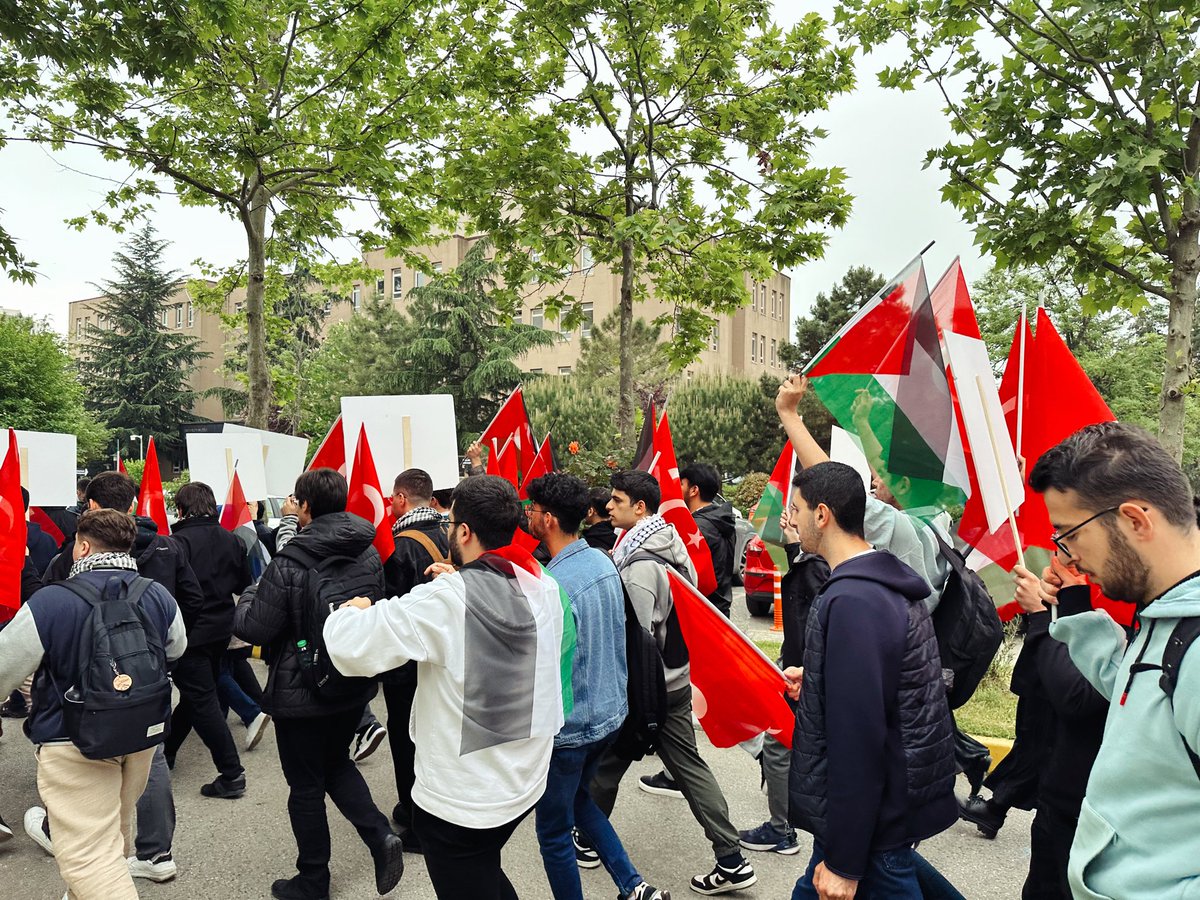 AK Gençlik olarak, Kampüslerde Filistin’li kardeşlerimizin sesi olmaya devam ediyoruz. 🇵🇸🇹🇷 #CampusesSayStop ❗️ @UNIAKIstanbul