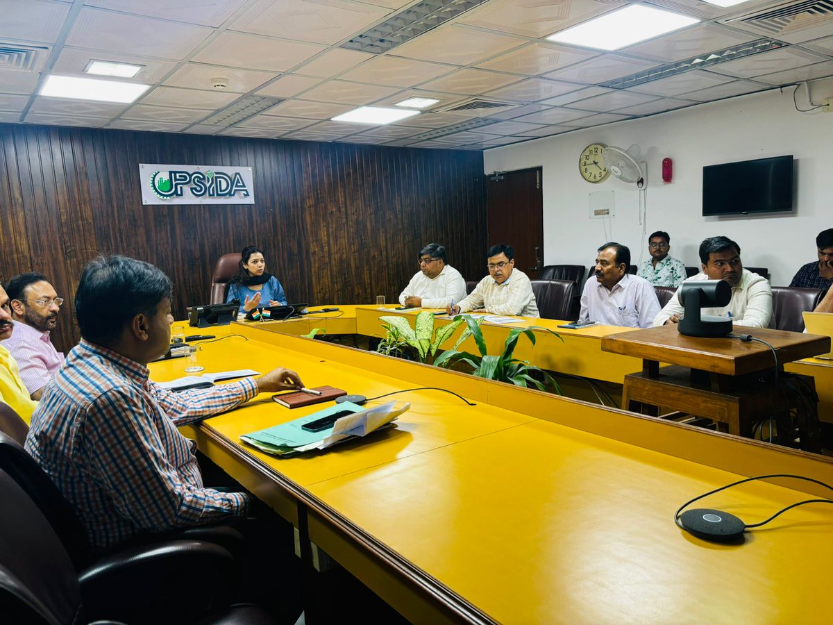 ACEO UPSIDA reviews progress for composite AMC works. Instructions to expedite the work efficiently with the usage of proper equipment for street, drain cleaning, and other related works. #UPSIDA #UttarPradesh #industrial__development #meeting