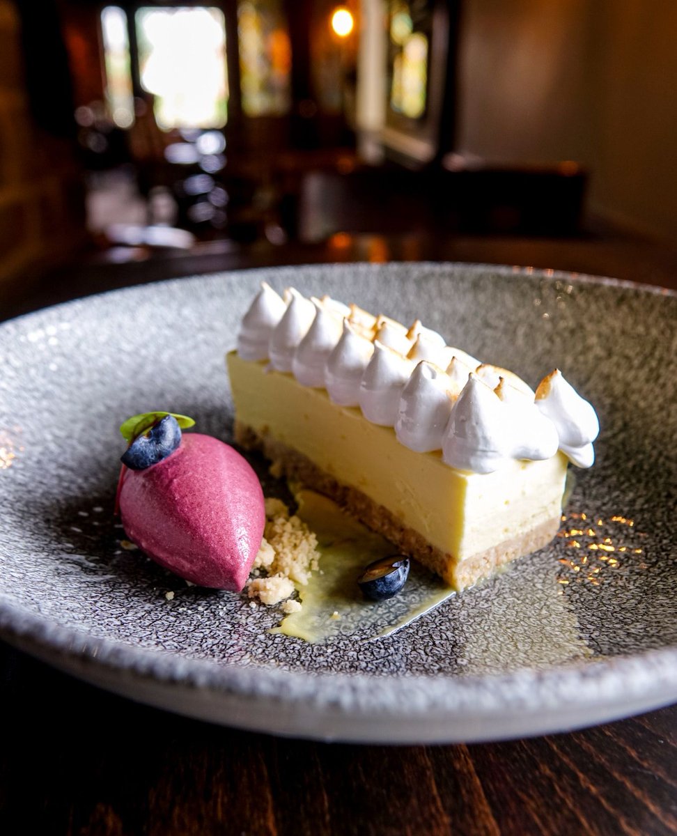 Who wants to bother with cooking when we've got delicious desserts to tempt you! 

This lemon curd meringue cheesecake with blueberry and mascarpone sorbet is the perfect pick me up 😍

Book your table in our Lounge Bar 👉️ moathouse.co.uk/staffordshire-…

#MoatHouseActonTrussell