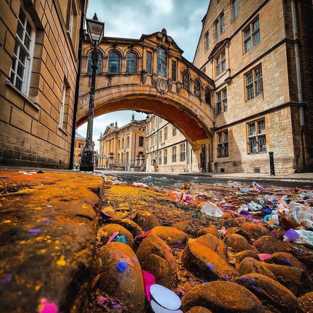 The iconic Bridge of Sighs, but swipe 👉 to see the aftermath of students' post-exam celebrations. 🙁 ⚠️ Littering as a result of ‘trashing’ is illegal, and if you throw, pour or spray substances after your exams you are liable to a £150 fine: ox.ac.uk/students/acade…