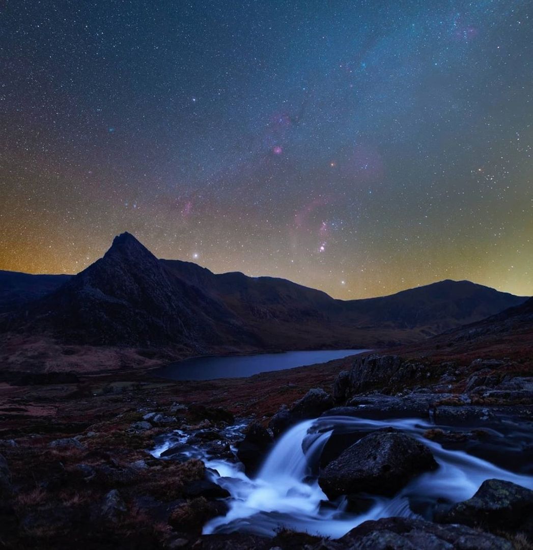 Mind-melting Orion over Tryfan and the Ogwen Valley Snowdonia National Park 📷 Thanks @decsphotos for your irresistible starry skies

Get your Stargazy caramel rum here stargazyrum.com

#stargazy #rum #liqueur #cornish #cosmic #cornwall #stives #DeadMansFingers #Snowdonia