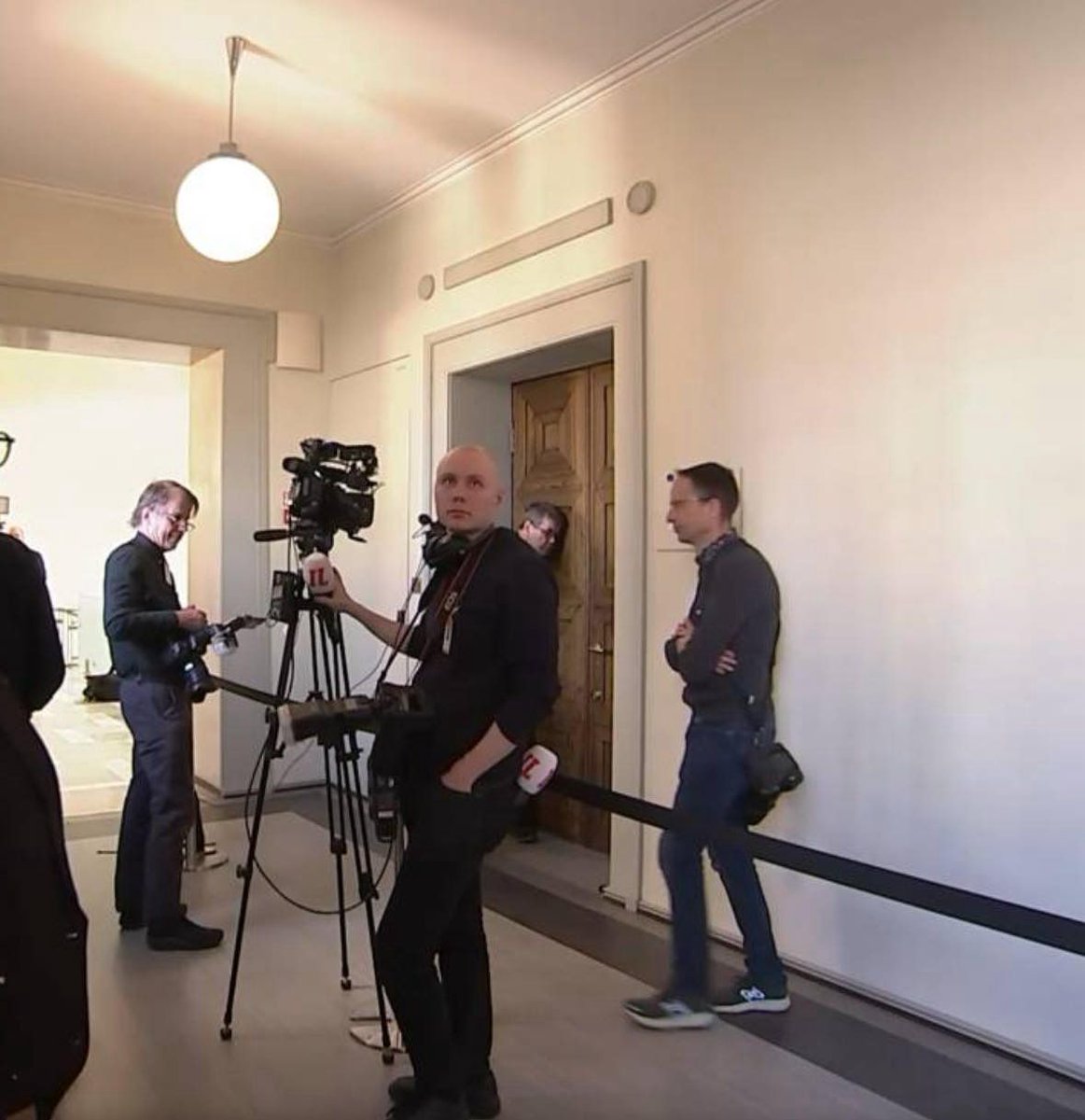Median edustaja yrittää salakuunnella Perussuomalaisten ryhmäkokousta oven läpi. Onko tämä 'vastuullista salakuuntelua'? #salakuuntelu #media