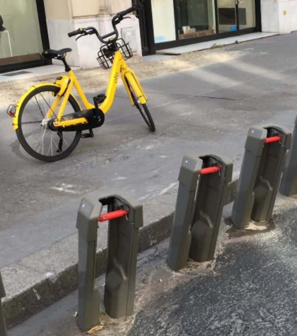 La_Pollice's tweet image. A la décharge de @J_Rodrigues_Off , ne voyant plus que d’un œil , il s’agit d’un accessoire d’une borne de Velib , bref , une fois de plus les cyclistes sont responsables et non @La_Pollice !!