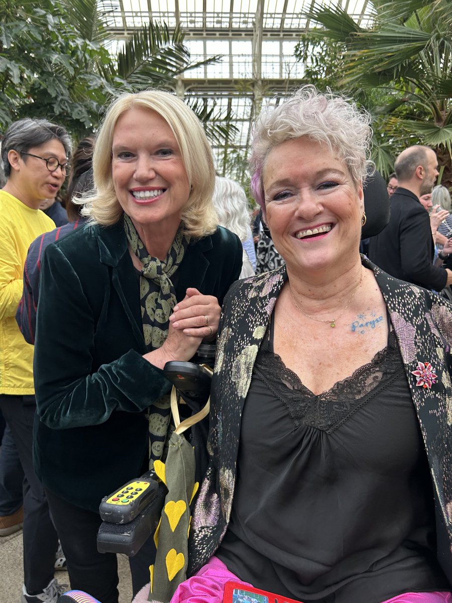 Lovely to meet ⁦@AlisonLapperMBE⁩⁩ at sea level rather than the fourth plinth! We were ⁦@kewgardens⁩ for Light into Life, an exhib of stunning Marc Quinn stainless steel and bronze sculptures folded into the gardens. They glow and sparkle in the light. Beautiful …