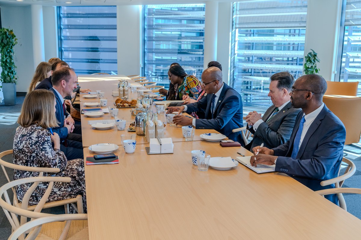 Skatteminister @JeppeBruus mødtes i dag med Tanzanias udenrigsminister, @JMakamba, og den tanzaniske ambassadør, H.E. Grace Olotu, hvor de bl.a. talte om, hvordan det danske skattesystem er opbygget #dkpol