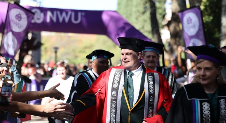NWU Potchefstroom campus was an absolute buzz today as Rassie Erasmus was awarded an Honorary Doctorate by the NWU. Accompanied by @bokrugby captain @siyakolisi. What an incredible moment!

#nwugallery #20yearsofgreatness