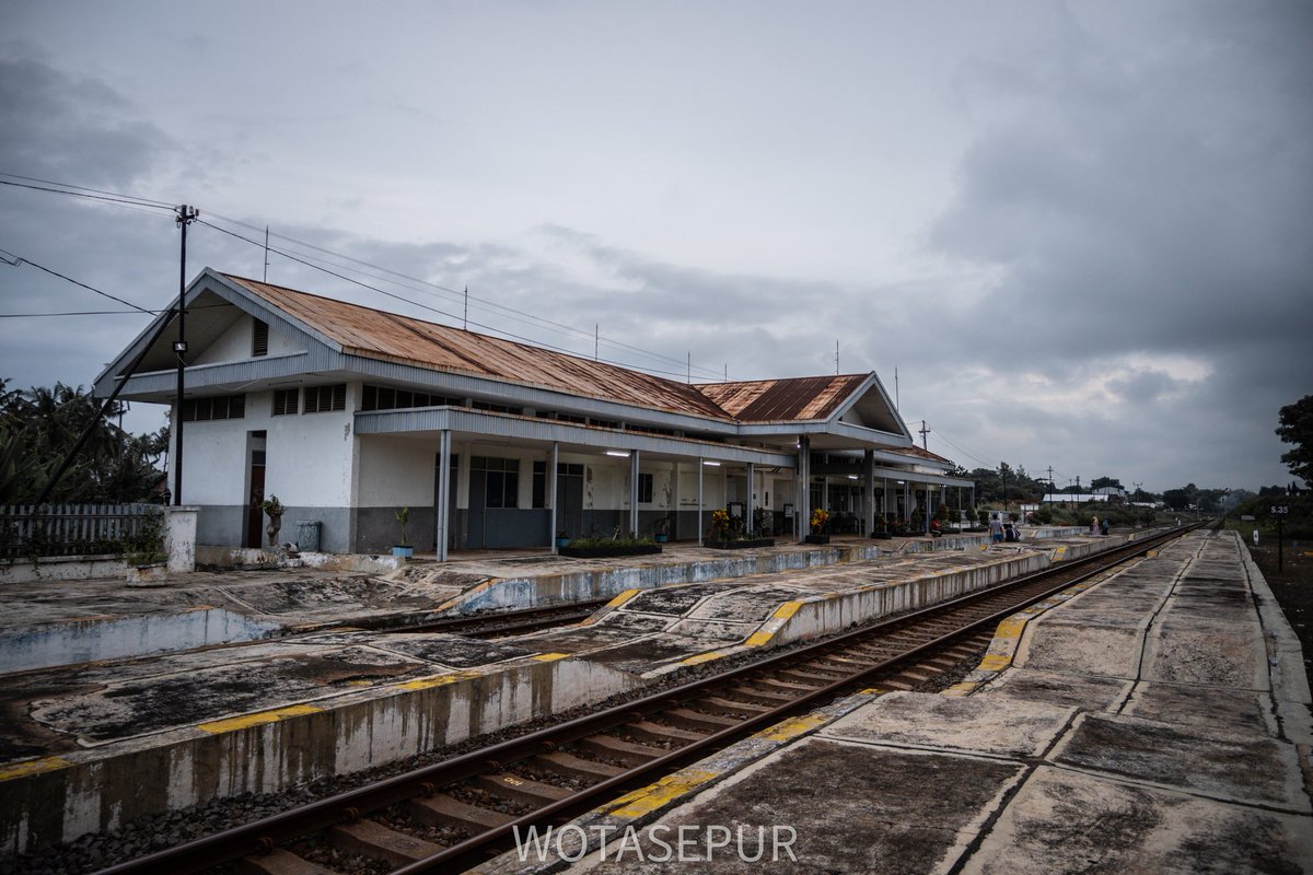 Stasiun Argopuro buatan era orde baru. Bangunan stasiun ini identik dengan Stasiun Banyuwangi Kota (dulu Karangasem).

#fotosepur #keretaapikita