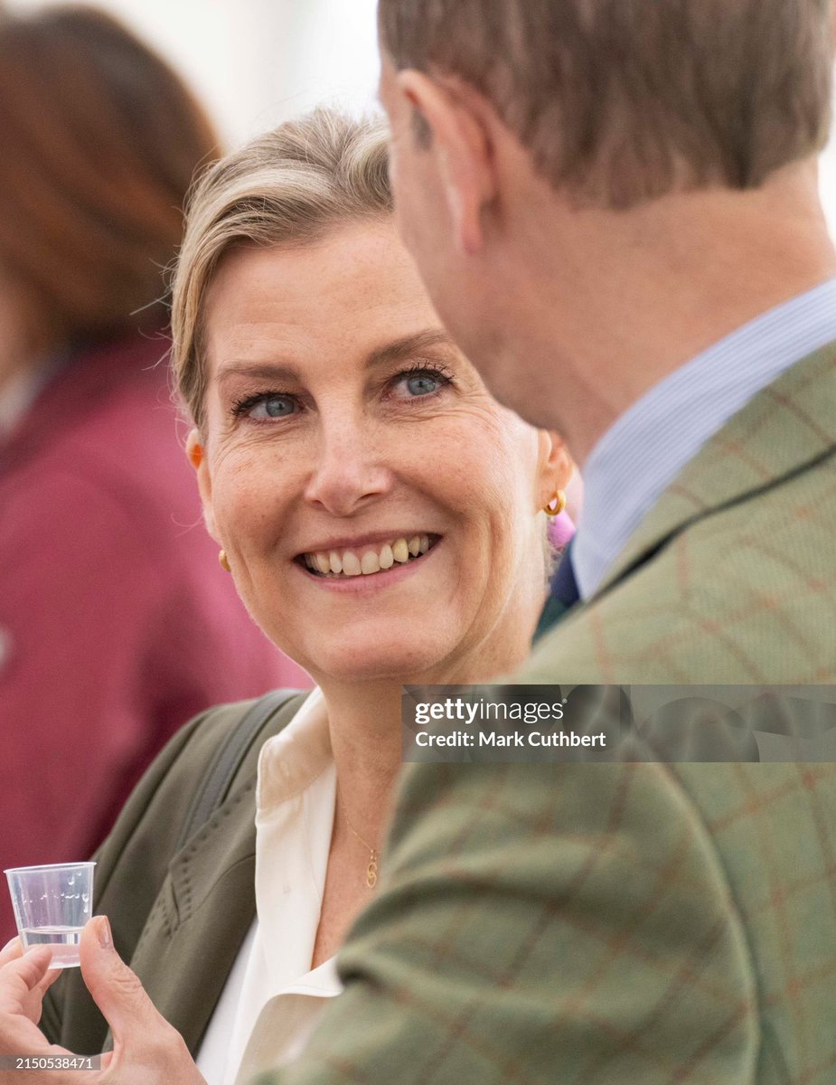 ✨ NEW

Mark Cuthbert photos are simply gorgeous, so let me share my favorite one ❤️

The Duke and Duchess of Edinburgh at a stand during Day 2 of Royal Windsor Horse Show.

These two are just too adorable 🥰

📸 Mark Cuthbert/Getty