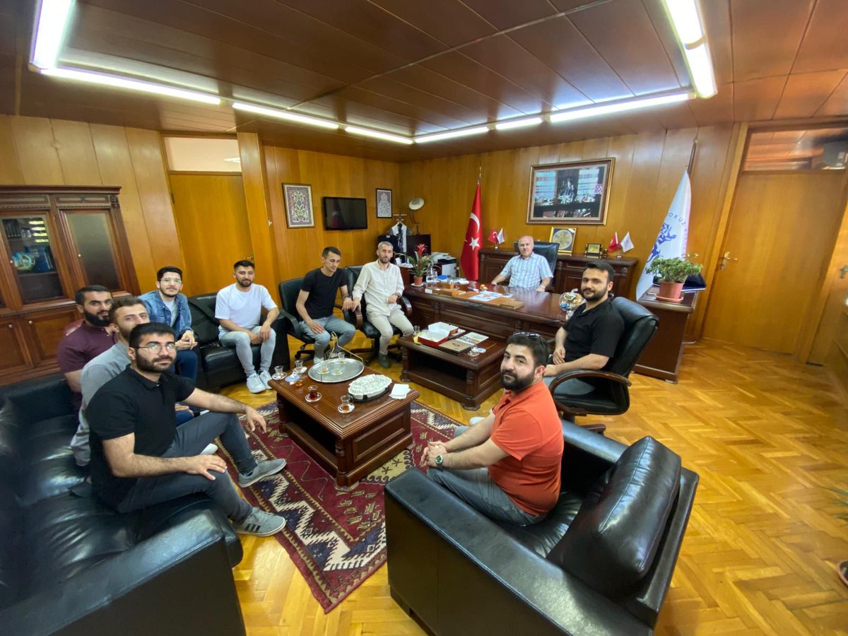 Fakültemiz son sınıf öğrencilerinden bir grup, Fakültemiz Dekan Vekili Prof. Dr. Muammer Erbaş’ı makamında ziyaret etti.