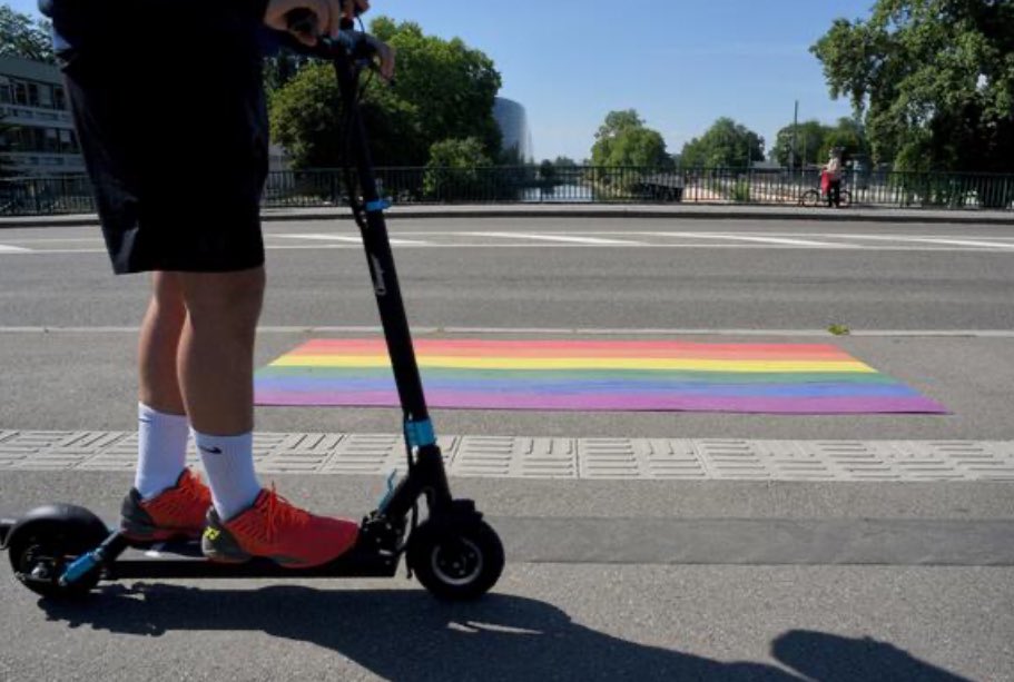 🏳️‍🌈 FLASH - Anne #Hidalgo annonce que la ville de #Paris va mettre en place des trottinettes LGBT en libre-service pour lutter contre l’homophobie.