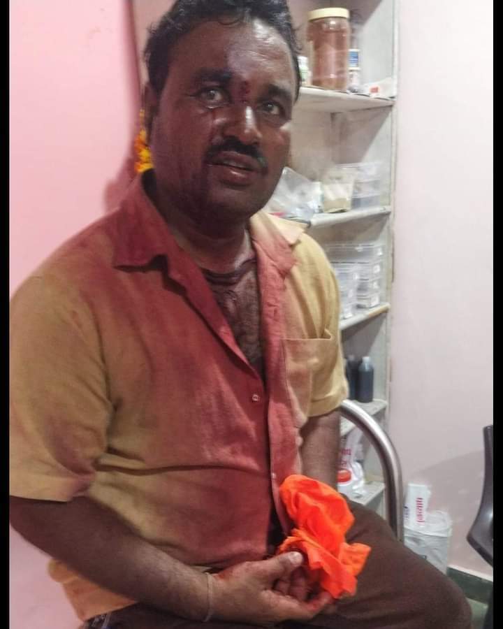 Arvikasai's tweet photo. रायगड च्या मराठयांना सांगावे लागते हीच खंत,
ज्या मातीत आपला राजा , स्वराज्याचा मालक झाला त्या मातीतल्या मराठ्यांना आपल्या आई बहिणीच्या रक्ताची आठवण करून द्यावी लागते????

घरी बसवा घराणे शाहीला,
विधानसभेला बसवू घरी बहीण आणि भावाला.
#raigadelection
#मराठा #मराठा_आरक्षण https://t.co/DP3AoIpCOO