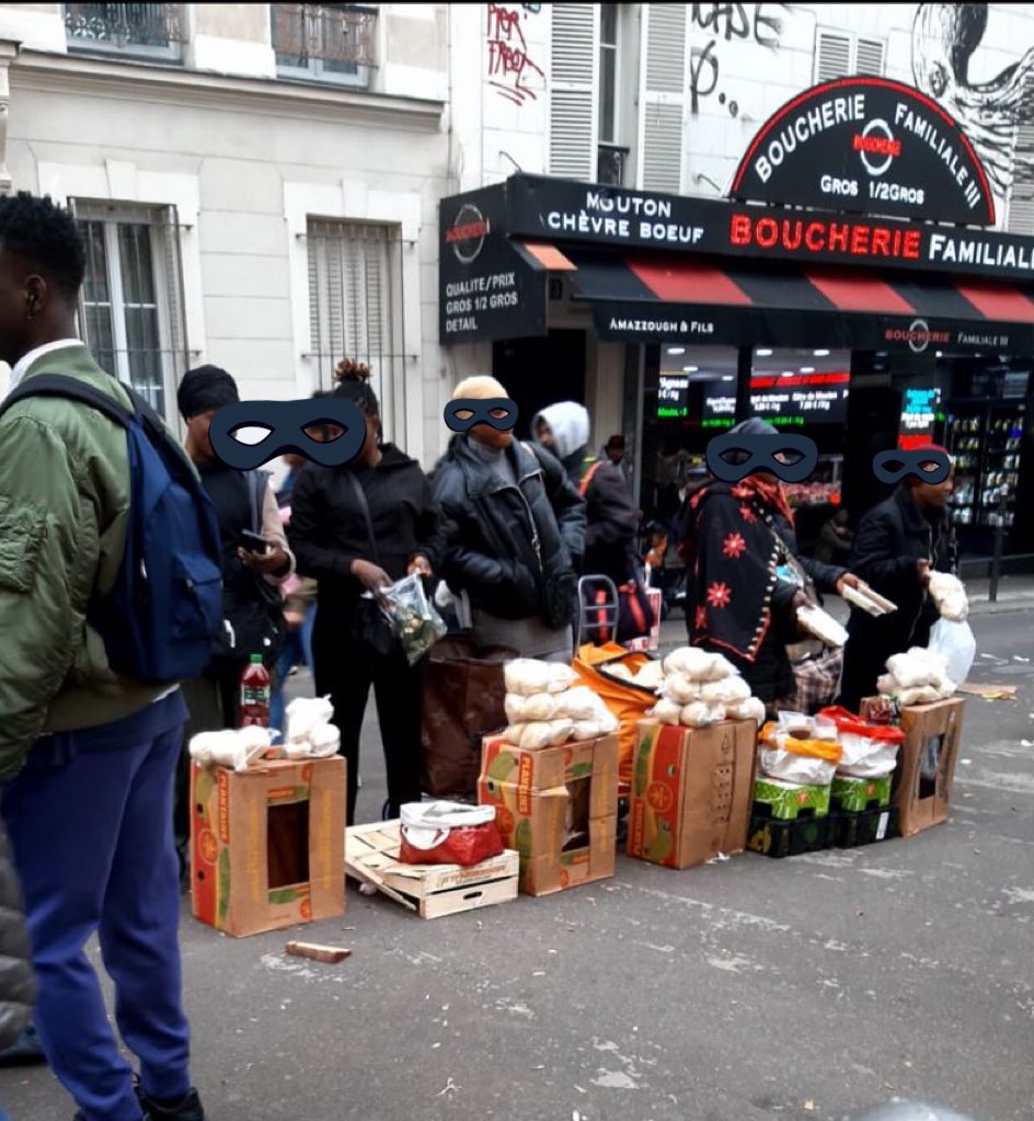 De plus en plus de vente de nourriture autour du métro #chateaurouge. Des files de vendeurs empêchent l’accès aux commerces (et canalisent la sortie du métro). @KevinHavet @nicolas_nordman