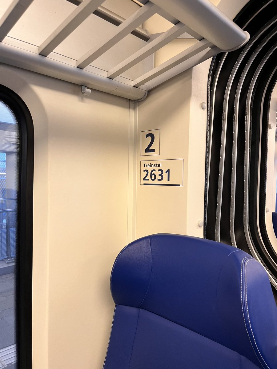 Vanmorgen 7.30 uur (2/5) gevonden in de sprinter naar Utrecht/Den Haag vanuit Tiel, lag tussen de stoelen. Van wie is deze? Ophalen kan in Utrecht als je weet welke naam erop staat. 
 @NS_online #ns #gevonden #lostandfound #adapter #utrecht