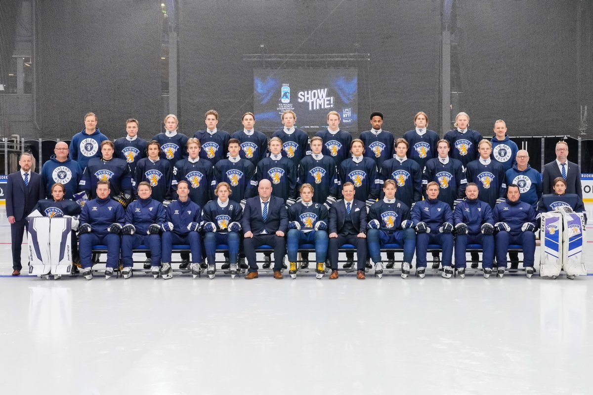 #Pikkuleijonat kohtaa Ruotsin MM-kisojen puolivälierissä kello 17:00. Lähetys TV5 ja discovery+. - Kentälliset: leijonat.fi/maajoukkueet/u… - MM-kisojen sivut: leijonat.fi/maajoukkueet/u… - Ohjelma, tulokset, taulukot ja tilastot: leijonat.fi/maajoukkueet/u… Kuvassa Pikkuleijonien…