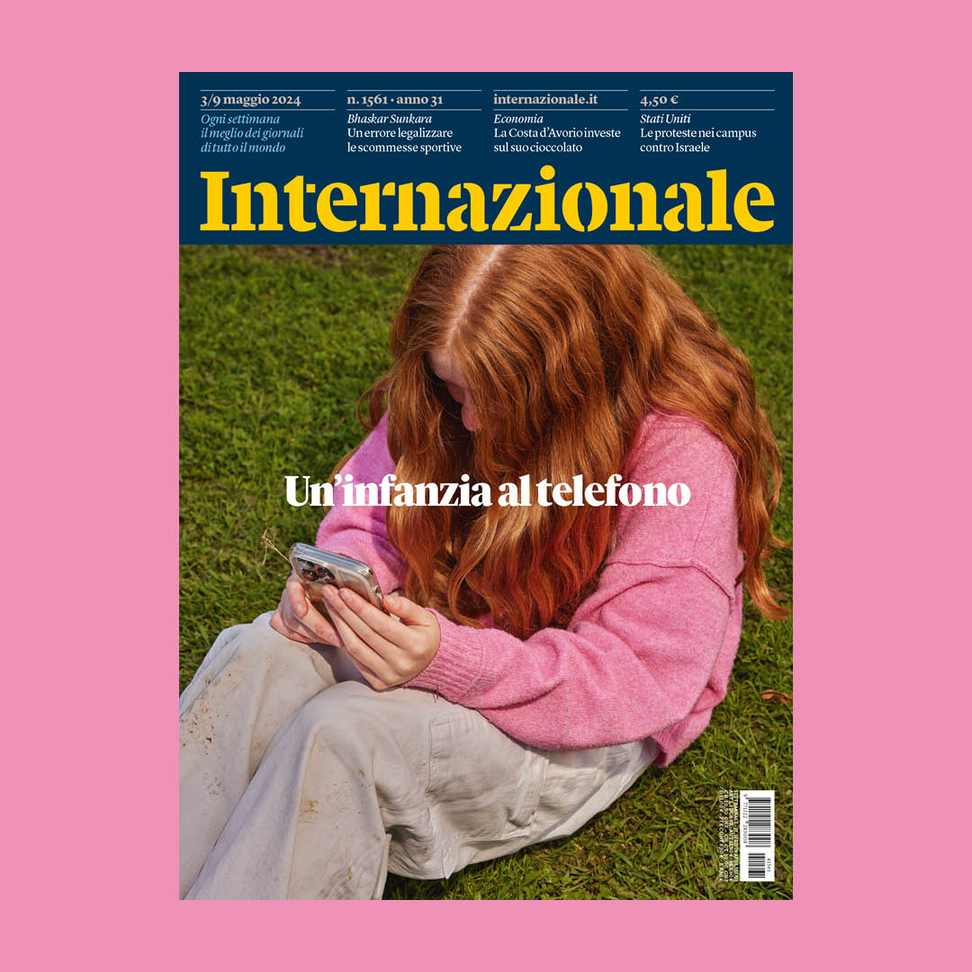 L’uso costante degli smartphone altera molti processi di sviluppo dei bambini e degli adolescenti, e sta causando problemi di salute ai giovani, sostiene lo psicologo sociale Jonathan Haidt. Un articolo che ha fatto discutere. Foto di Maggie Shannon: intern.az/1JFu