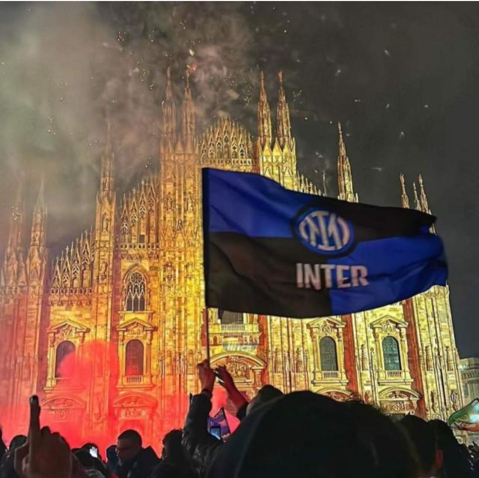 La potenza di una foto.

Il maestoso Duomo di Milano dorato, una bandiera NeroAzzurra al vento, 300000 mila fedeli al seguito.

Milano é NeroAzzurra 

#IM2Stars⭐️⭐️ #IMInter⚫️🔵 #IMMilano⚪️🔴