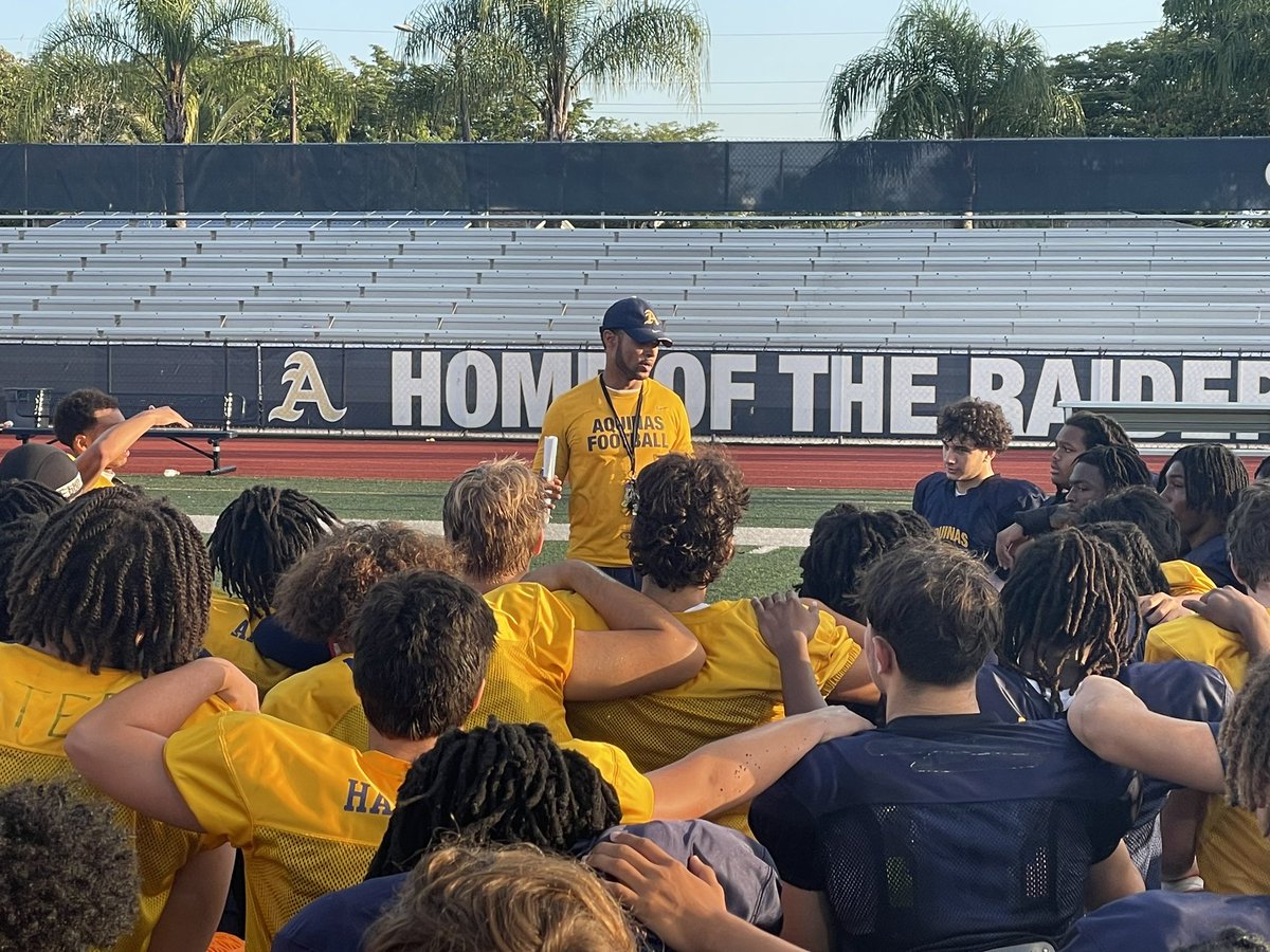 🔹🔸 ATTITUDE OF GRATITUDE An attitude of gratitude increases your probability of successful in every aspect of life. Finish the drill in every assignment and each rep on the field, in the classroom, and at home. #Brotherly_Love #RuleTheWorld #YouGoWeGo @CoachHarriott