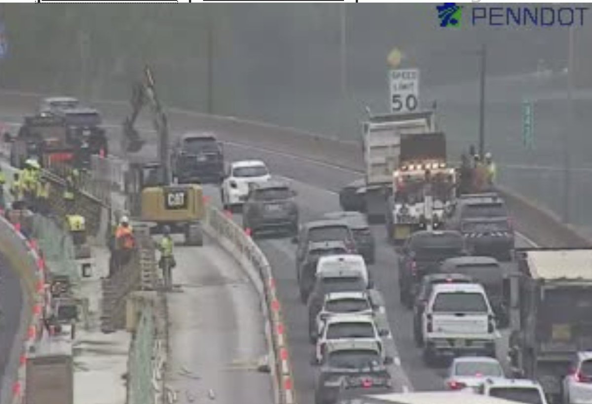 Schuylkill WB near Spring Garden the 2 right lanes are blocked with a crash @JustinDrabick @511PAPhilly @KYWNewsradio