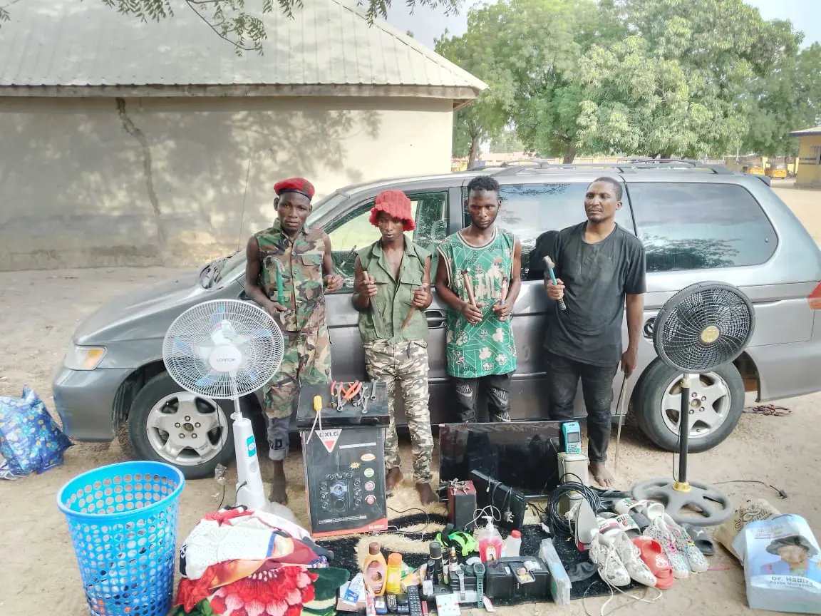 Police parades four ex-convicts over conspiracy, armed robbery in Niger dailypost.ng/2024/05/02/pol…