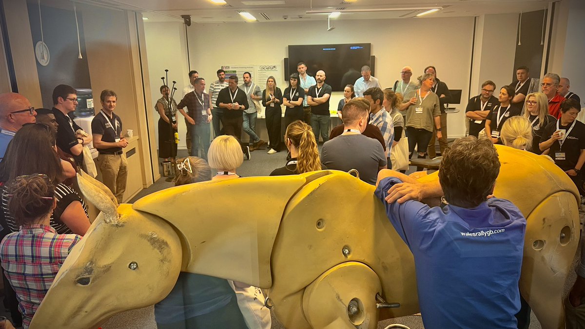 What a brilliant start to #retrieval2024, great opening session on team selection for high performance, lunch in the sun and now @PJPollockVet demonstration on managing large animals at pre-hospital incidents