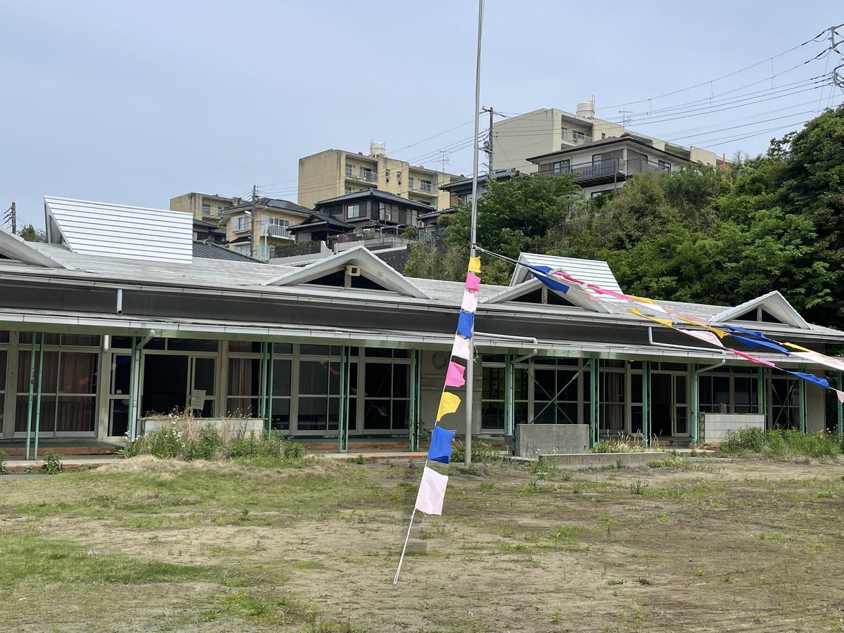 「百年後芸術祭 – 内房総アートフェス –」 100nengo-art-fes.jp/uchiboso/ 廃園となった幼稚園にさり気なく設置された、さわひらきさんの小品。
