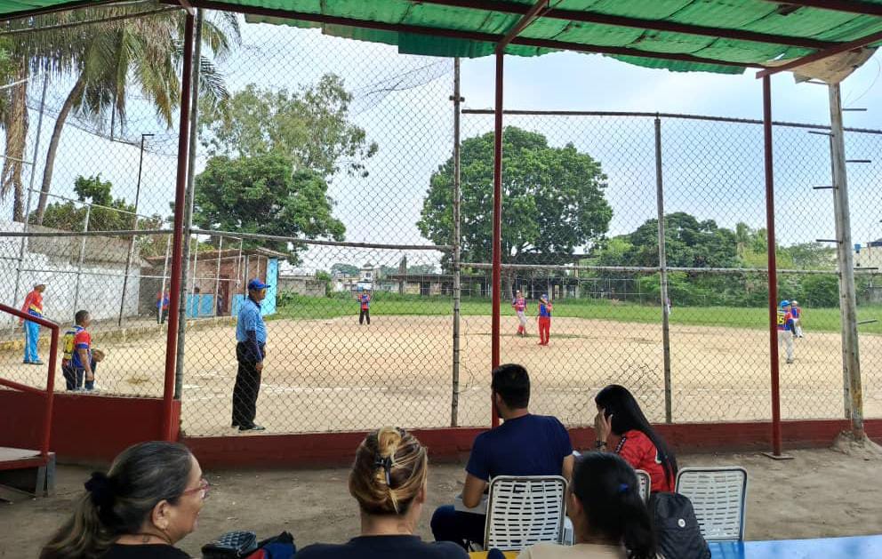 #Barinas|La Fuerza Laboral de @MercalOficial disfrutó de un día especial de bailoterapia, softbol, kikimbol, voleibol de playa, bolas criollas, bingo, dominó, entrega de premiaciones y compartir con motivo del Día del Trabajador. #BidenLevantaLasSancionesYa