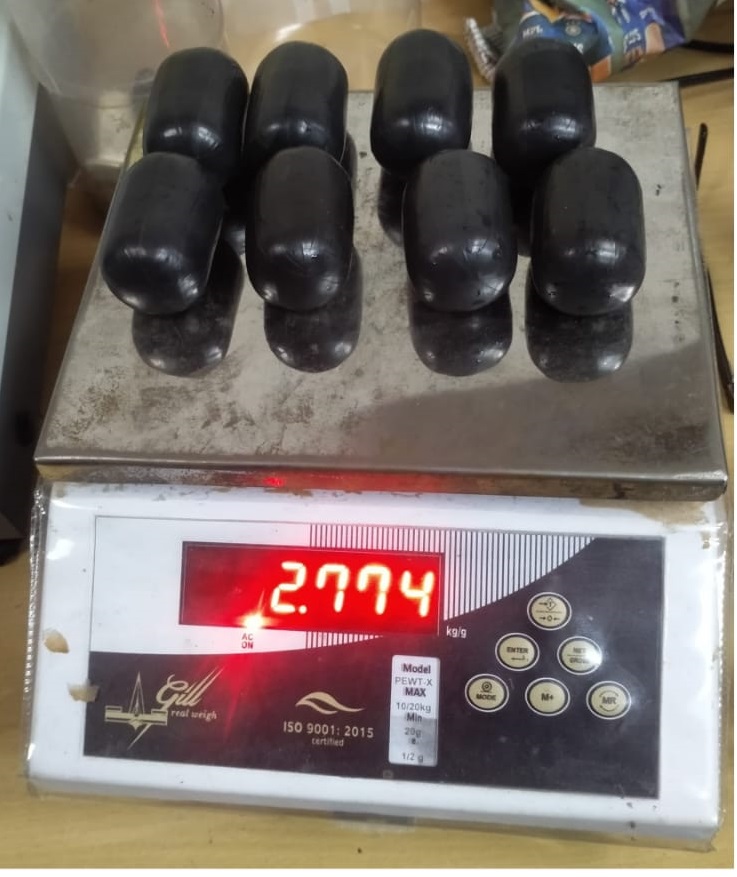 Vigilant #CISF personnel nabbed a BVG staff attempting to smuggle gold in paste form weighting about 2.77 kg (worth approx. Rs 2.04 Cr.) concealed in water bottle @ Mumbai Airport. He was handed over to Custom officials.

#CISFTHEHONESTFORCE
@HMOIndia
@MoCA_GoI