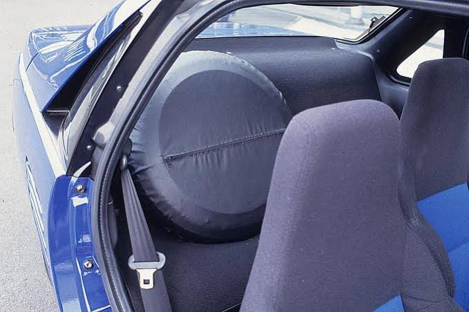 その昔、マツダAZ-1はMRなのでボンネット内にスペアタイヤを収納しよう